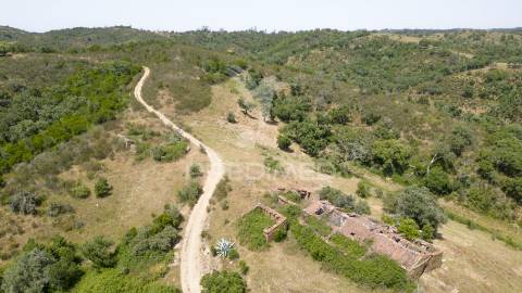 Quinta com 2,3000 ha e ruinas com 72 m2 a 11 km de odemira