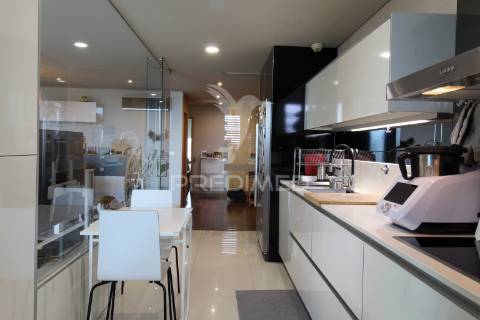 Apartamento t3 com suíte, varandas e garagem para 2 carros no centro de aveiro