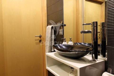Apartamento t3 com suíte, varandas e garagem para 2 carros no centro de aveiro