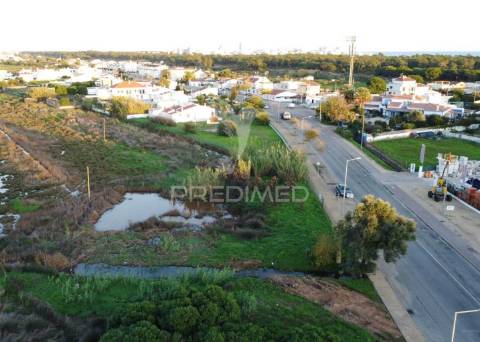 Terreno urbano com 800m2, na n125, em monte gordo, algarve