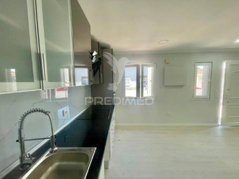 Moradia em banda v3 totalmente remodelada à venda setubal