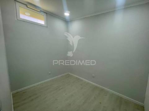 Moradia em banda v3 totalmente remodelada à venda setubal
