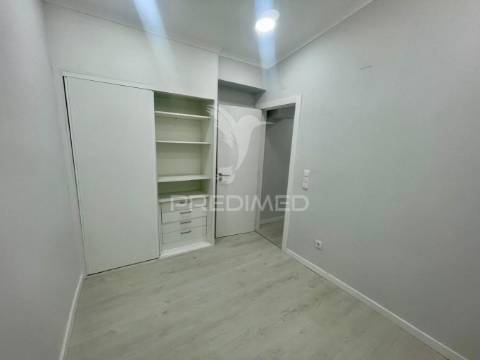 Moradia em banda v3 totalmente remodelada à venda setubal