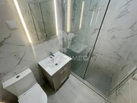Moradia em banda v3 totalmente remodelada à venda setubal