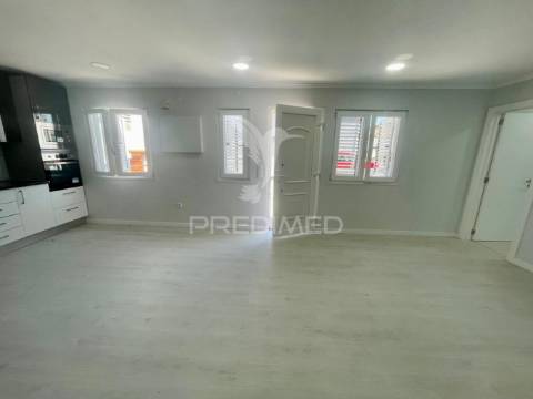 Moradia em banda v3 totalmente remodelada à venda setubal