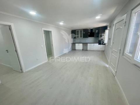 Moradia em banda v3 totalmente remodelada à venda setubal
