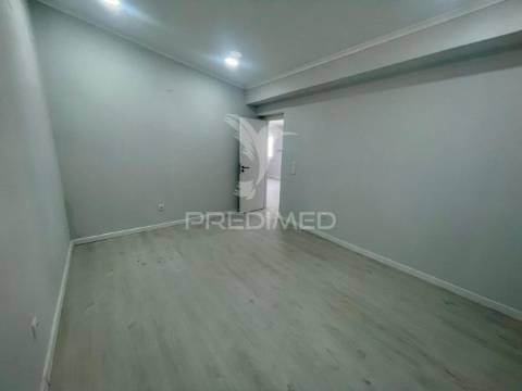 Moradia em banda v3 totalmente remodelada à venda setubal