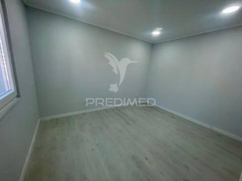Moradia em banda v3 totalmente remodelada à venda setubal