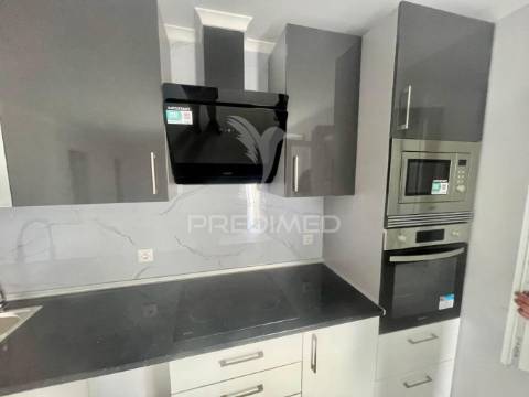 Moradia em banda v3 totalmente remodelada à venda setubal