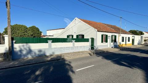 Moradiat3 c/ logradouro anexo e garagem