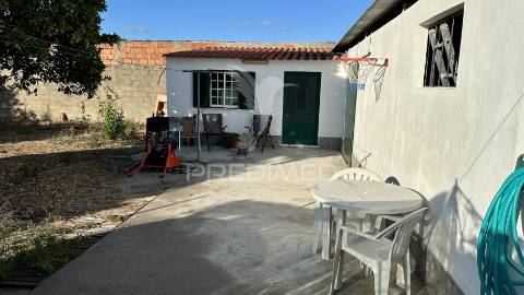Moradiat3 c/ logradouro anexo e garagem