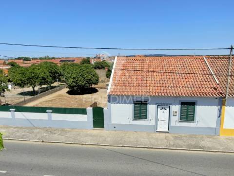 Moradiat3 c/ logradouro anexo e garagem