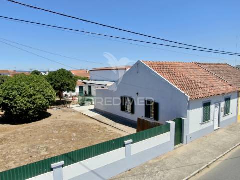 Moradiat3 c/ logradouro anexo e garagem
