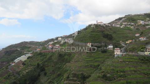 Terreno  com 2.387m2 no estreito de câmara de lobos