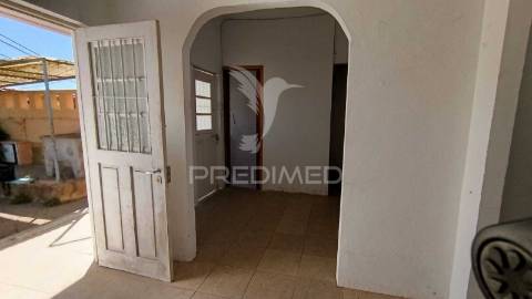 Conjunto de 3 casas para remodelar em santa cruz do bispo