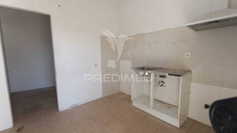Conjunto de 3 casas para remodelar em santa cruz do bispo