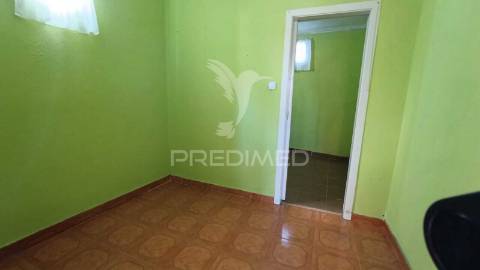Conjunto de 3 casas para remodelar em santa cruz do bispo