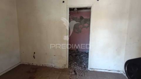 Conjunto de 3 casas para remodelar em santa cruz do bispo