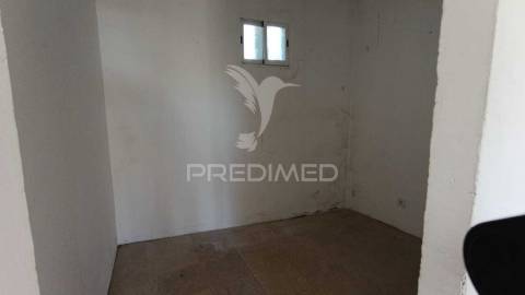 Conjunto de 3 casas para remodelar em santa cruz do bispo