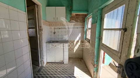 Conjunto de 3 casas para remodelar em santa cruz do bispo