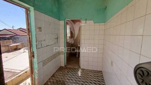 Conjunto de 3 casas para remodelar em santa cruz do bispo