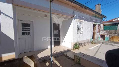 Conjunto de 3 casas para remodelar em santa cruz do bispo