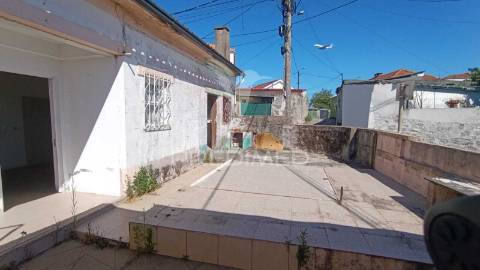 Conjunto de 3 casas para remodelar em santa cruz do bispo