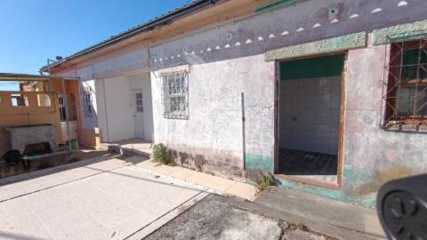 Conjunto de 3 casas para remodelar em santa cruz do bispo