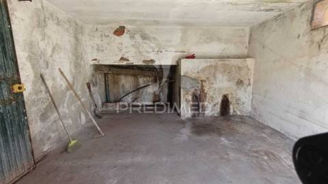 Conjunto de 3 casas para remodelar em santa cruz do bispo