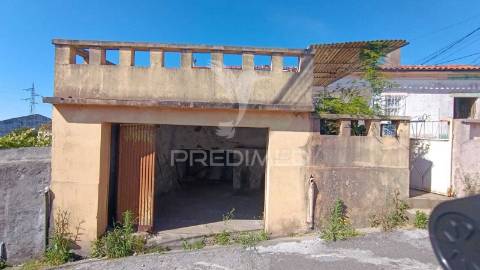 Conjunto de 3 casas para remodelar em santa cruz do bispo
