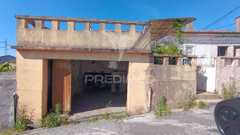 Conjunto de 3 casas para remodelar em santa cruz do bispo