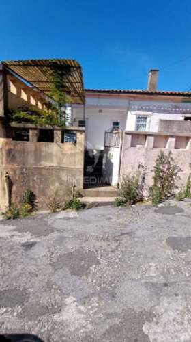 Conjunto de 3 casas para remodelar em santa cruz do bispo