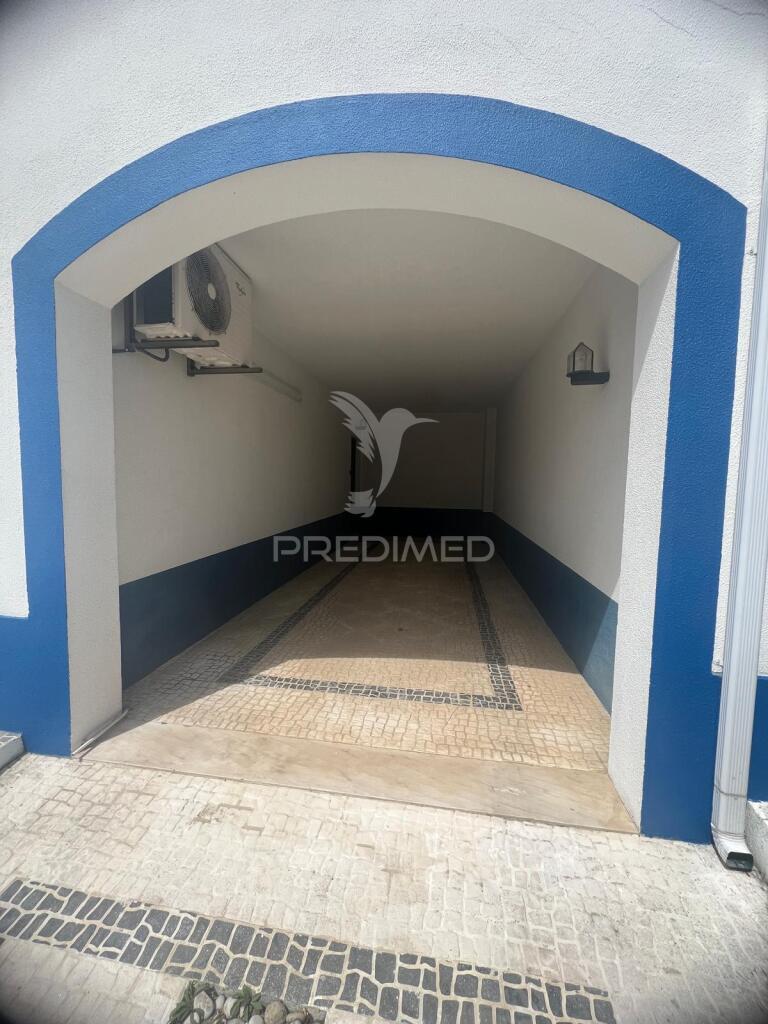 Moradia em banda t4 com logradouro e garagem