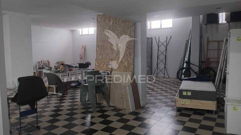 Oportunidade arrendamento espaço/armazém junto metro, lumiar