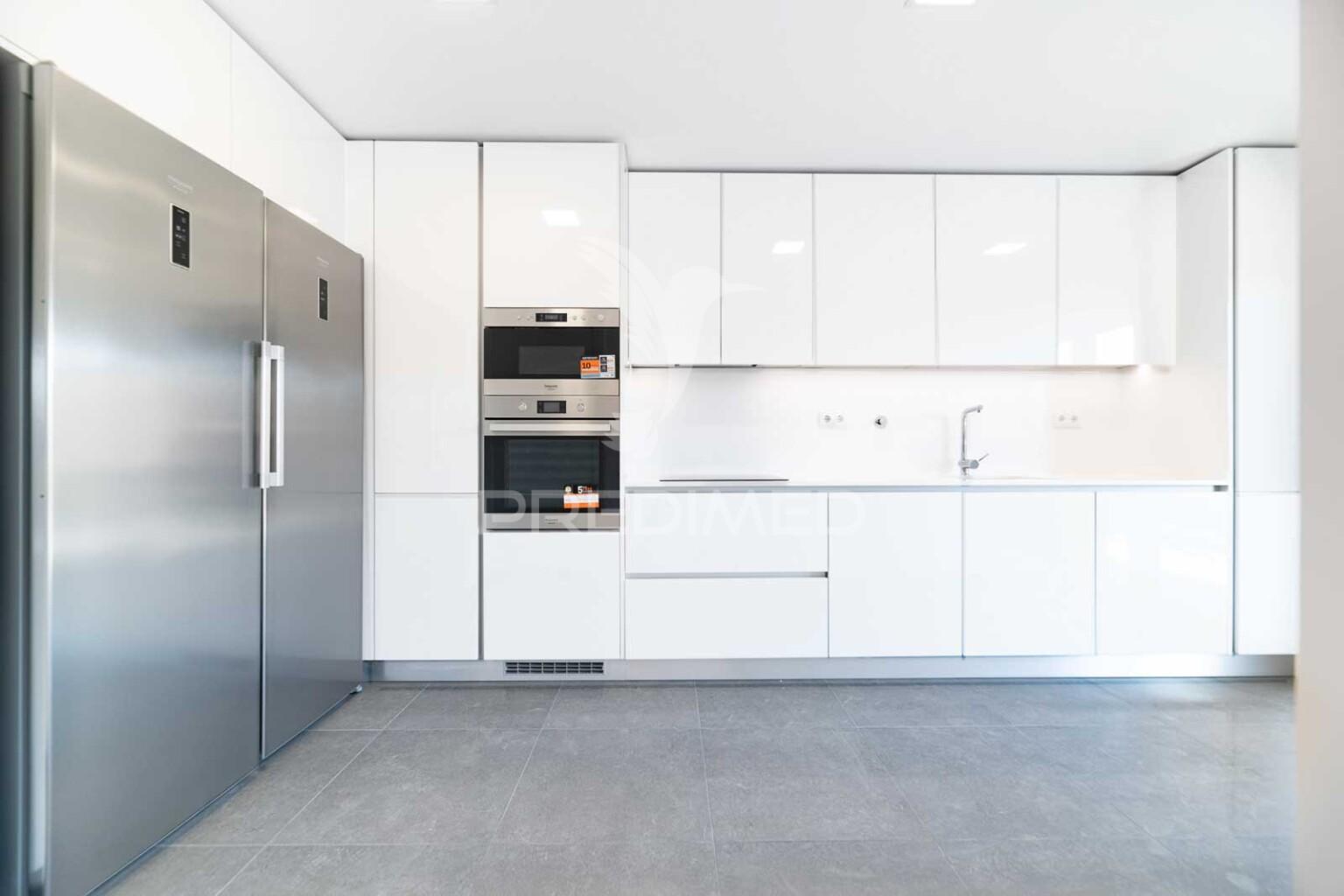 Apartamento t3 em condomínio fechado, com piscina e box.