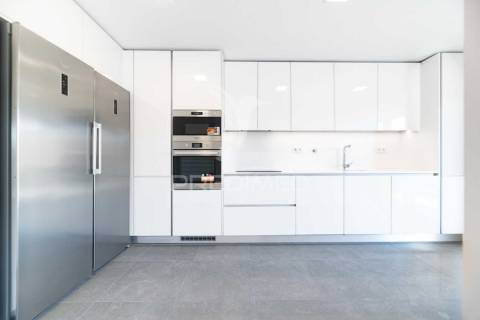 Apartamento t3 em condomínio fechado, com piscina e box.