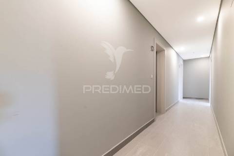 Apartamento t3 em condomínio fechado, com piscina e box.
