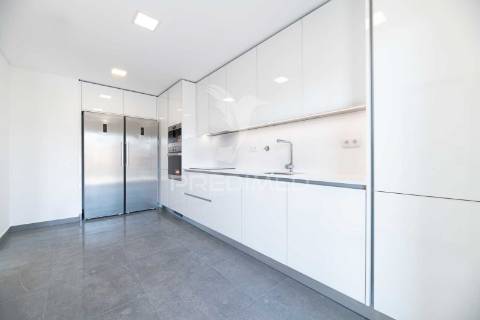 Apartamento t3 em condomínio fechado, com piscina e box.