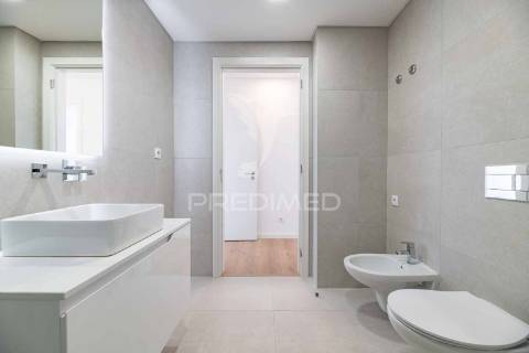 Apartamento t3 em condomínio fechado, com piscina e box.