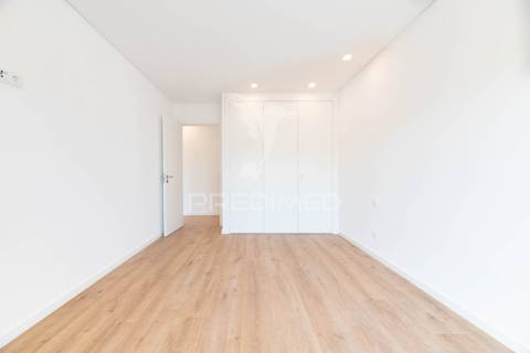 Apartamento t3 em condomínio fechado, com piscina e box.