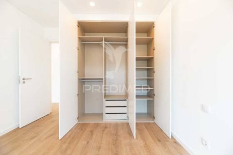 Apartamento t3 em condomínio fechado, com piscina e box.