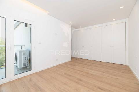 Apartamento t3 em condomínio fechado, com piscina e box.