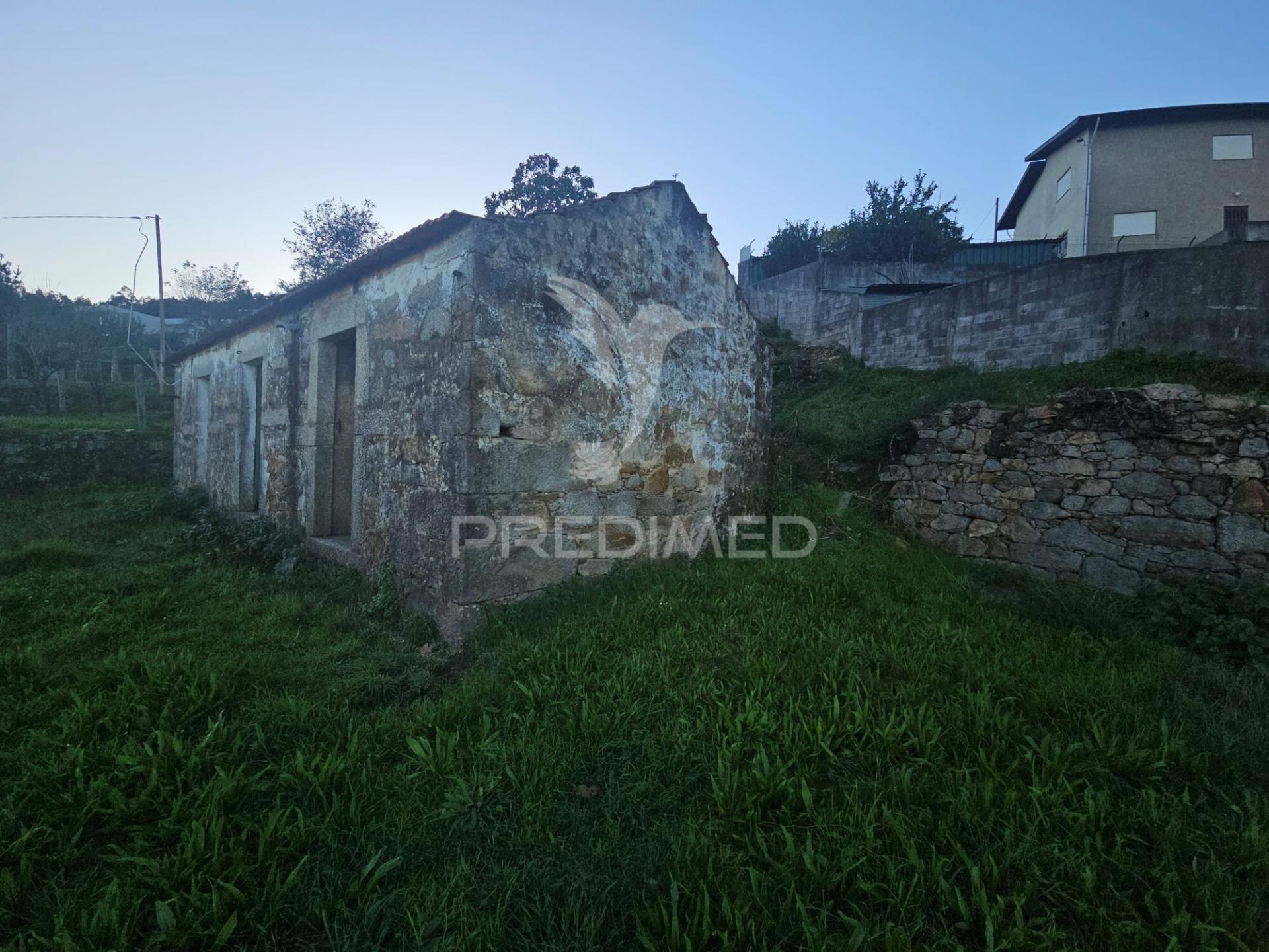 Terreno urbano com pequena moradia para restauro