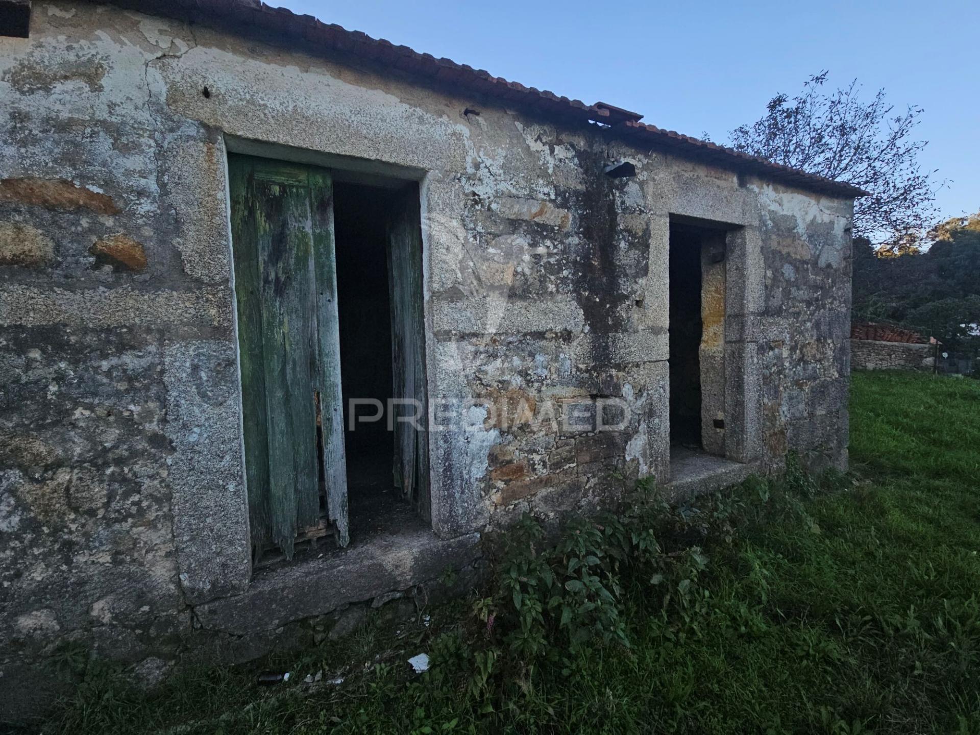 Terreno urbano com pequena moradia para restauro