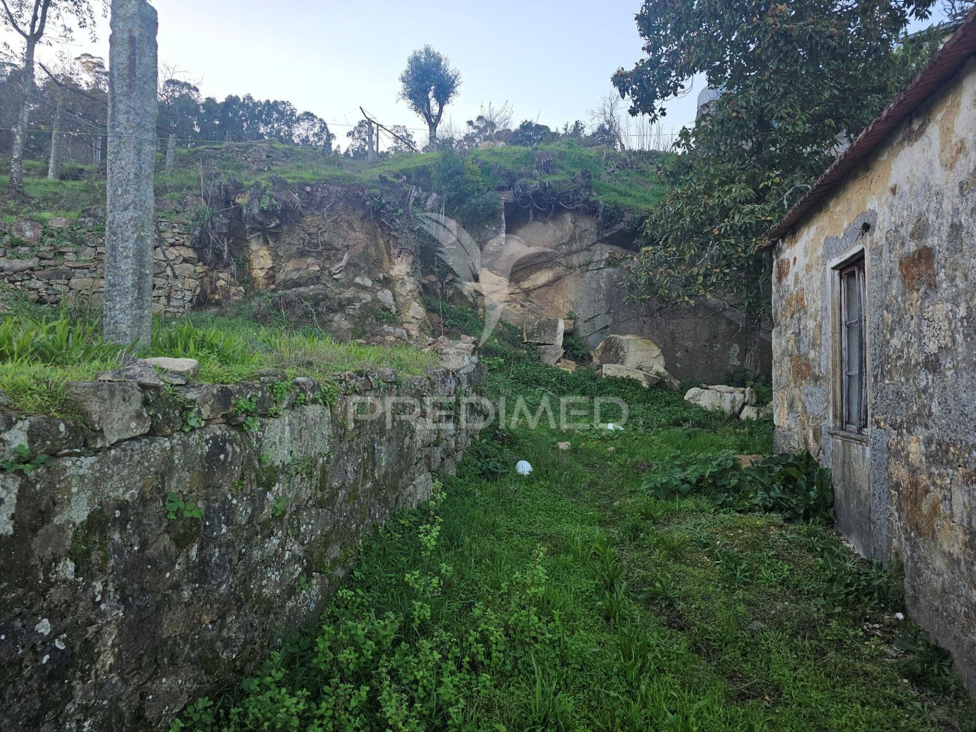 Terreno urbano com pequena moradia para restauro