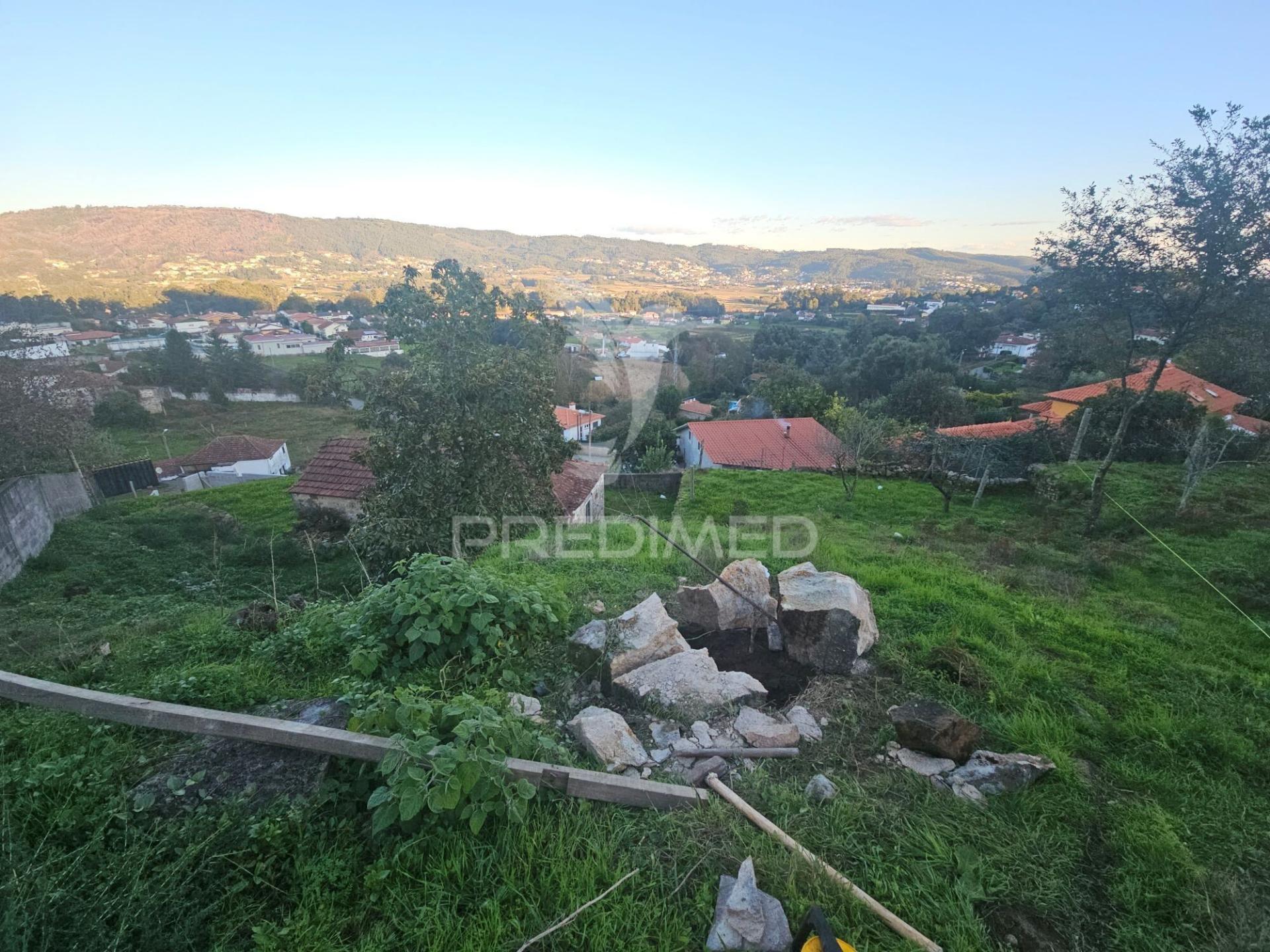 Terreno urbano com pequena moradia para restauro