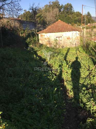 Terreno urbano com pequena moradia para restauro