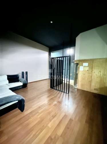 Loja com 22 salas e 5 casas de banho