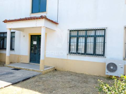 Armazém com 2 pisos em almeirim