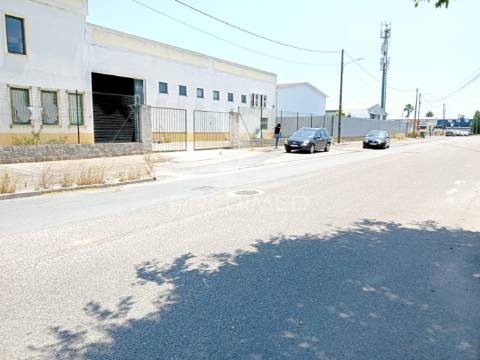 Armazém com 2 pisos em almeirim